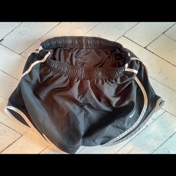 Women’s nike tempo running shorts - Picture 4 of 4